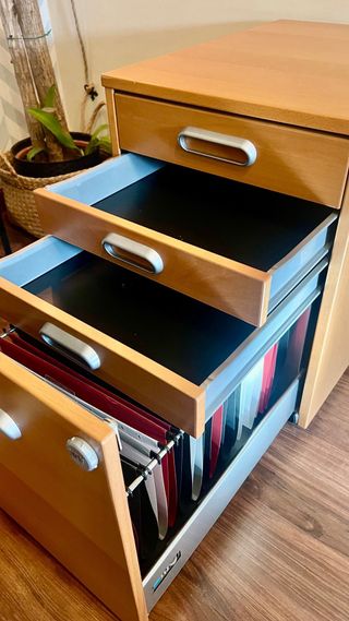 Cajonera Galant con ruedas y cerradura