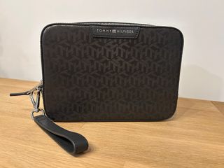 Neceser Tommy Hilfiger Monograma Marrón y Negro