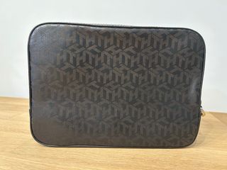 Neceser Tommy Hilfiger Monograma Marrón y Negro