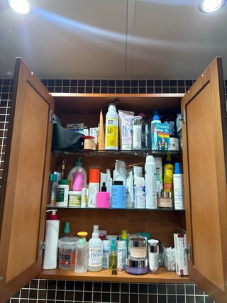 Armario de baño de madera con 2 puertas