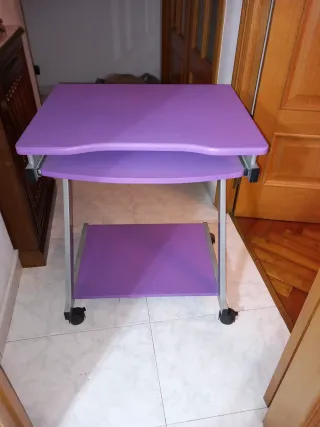Estantería y mesa ordenador  morada