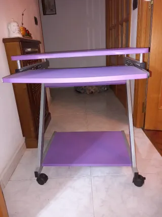 Estantería y mesa ordenador  morada