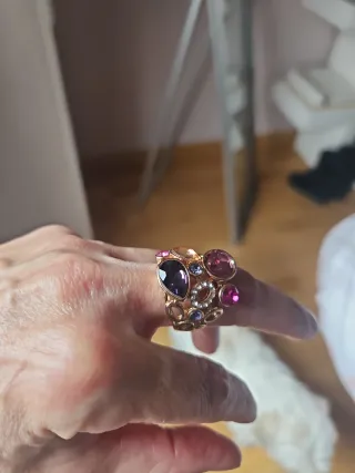 Anillo dorado con piedras moradas