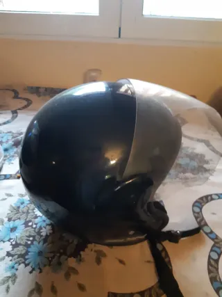Casco negro con visera