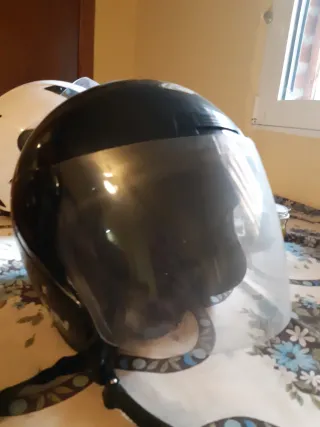 Casco negro con visera