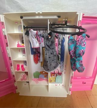 Armario Barbie (maletín)con accesorios y 2 muñecas