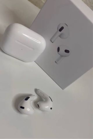 Auriculares inalámbricos en color blanco.