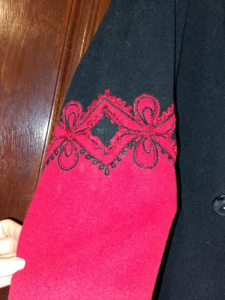 Cappotto donna nero e rosso ricamato
