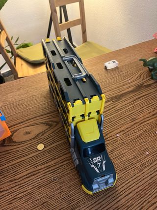 Camión Transportador y Pista de Coches