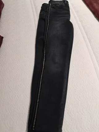 Pantalón vaquero azul con cremallera lateral