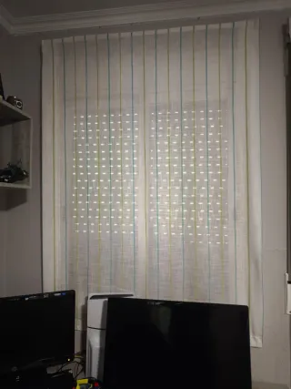 Cortina de tela para ventana con mecanismo de riel