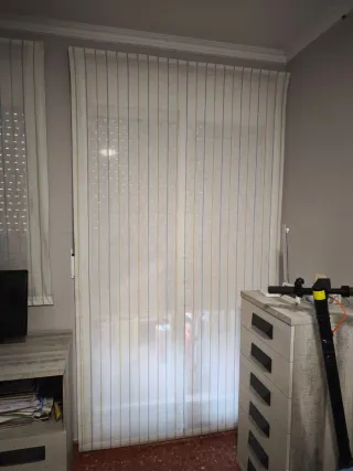 Cortina de tela para ventana con mecanismo de riel