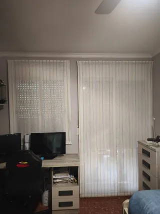 Cortina de tela para ventana con mecanismo de riel