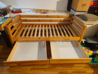 Cama Flexa de madera con cajones.