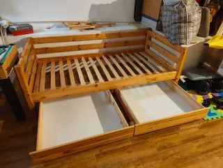 Cama Flexa de madera con cajones.