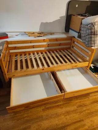 Cama Flexa de madera con cajones.
