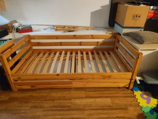 Cama Flexa de madera con cajones.
