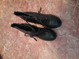 Botines negros con cordones y tacón