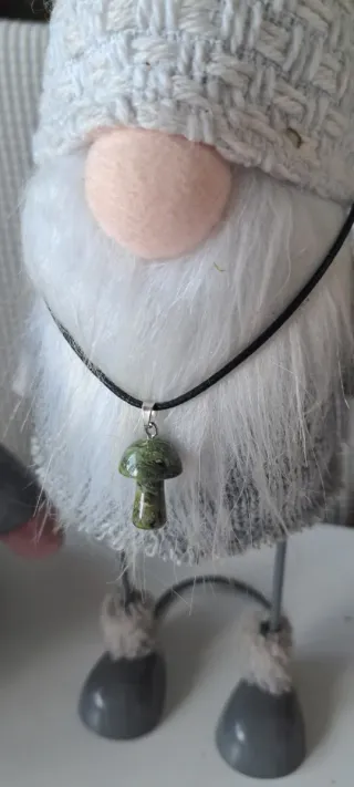 Duende con colgante mineral setita