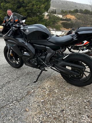 Yamaha R7 2023 Negra