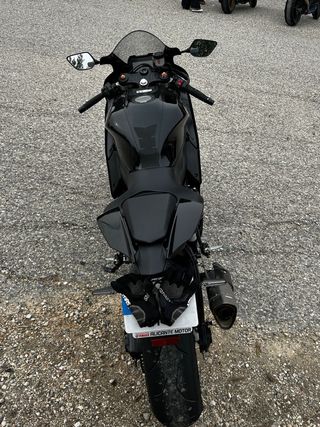 Yamaha R7 2023 Negra