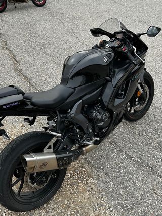 Yamaha R7 2023 Negra