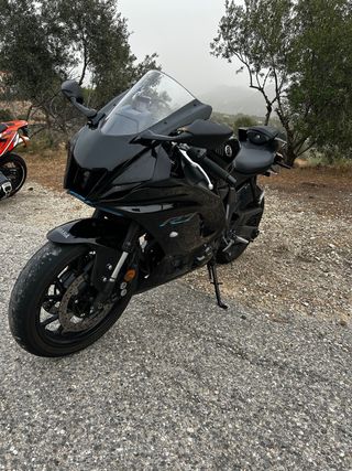 Yamaha R7 2023 Negra