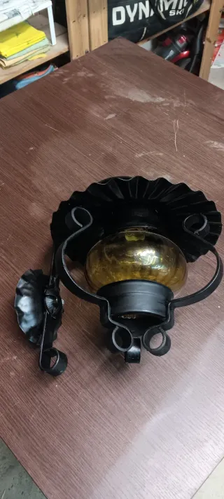 Lámpara de jardín negra y amarilla