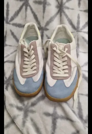 Zapatillas deportivas blancas y azules