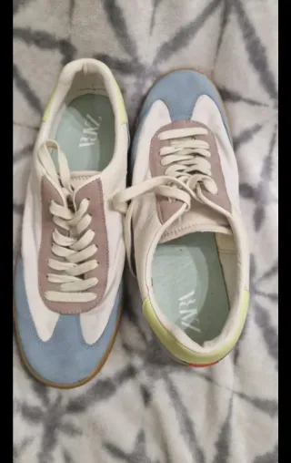 Zapatillas deportivas blancas y azules