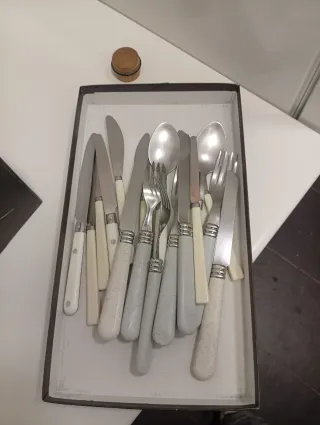 Cubertería de metal y plástico