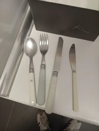 Cubertería de metal y plástico