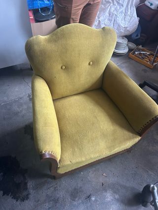 Sillón de terciopelo amarillo