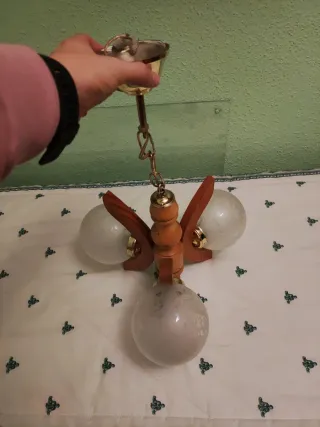 Lámpara de madera con globos de cristal