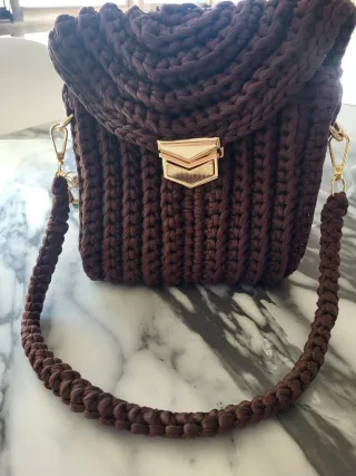Bolso de crochet marrón con detalles dorados