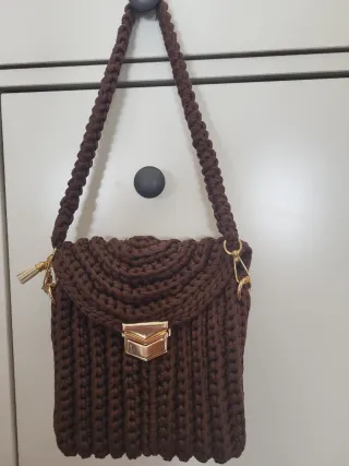 Bolso de crochet marrón con detalles dorados