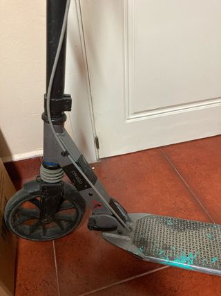 Patinete gris con ruedas grandes