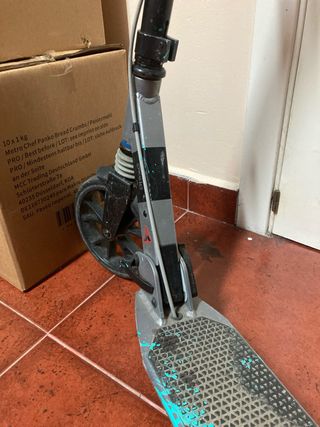 Patinete gris con ruedas grandes