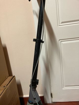 Patinete gris con ruedas grandes