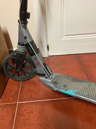 Patinete gris con ruedas grandes