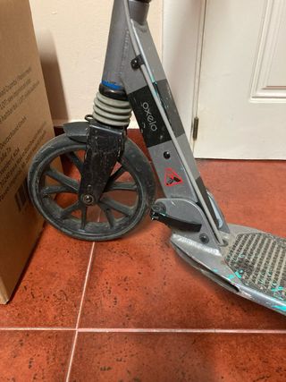 Patinete gris con ruedas grandes