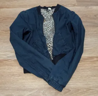 Chaqueta bomber azul con estampado animal.