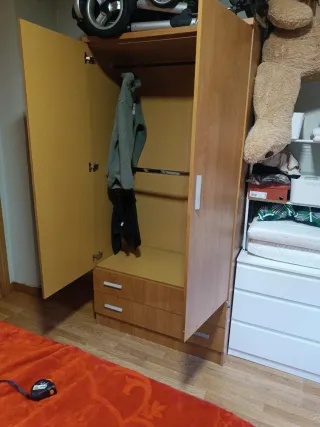 Armario de madera marrón