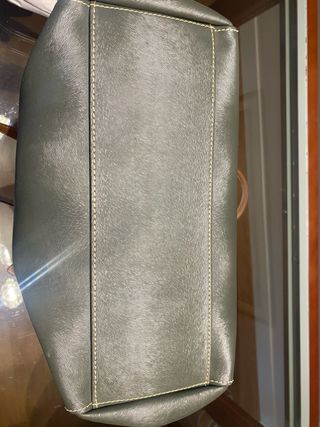 Bolso de piel marrón y verde.