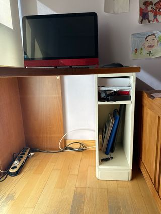 Escritorio con cajones marrón y blanco