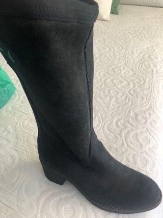 Botas altas negras, con pelo por dentro