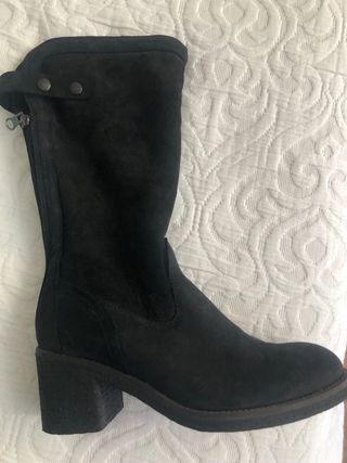 Botas altas negras, con pelo por dentro