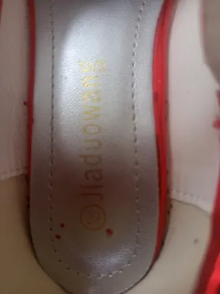 Zapatos de niña rojos brillantes