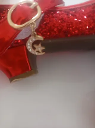 Zapatos de niña rojos brillantes