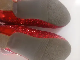 Zapatos de niña rojos brillantes
